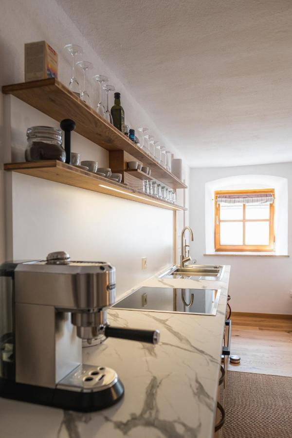 Gehobenes Ambiente In Historischer Wohnung Walting Esterno foto