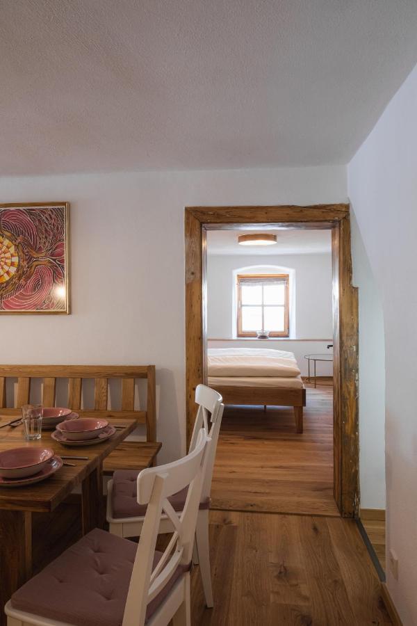 Gehobenes Ambiente In Historischer Wohnung Walting Esterno foto