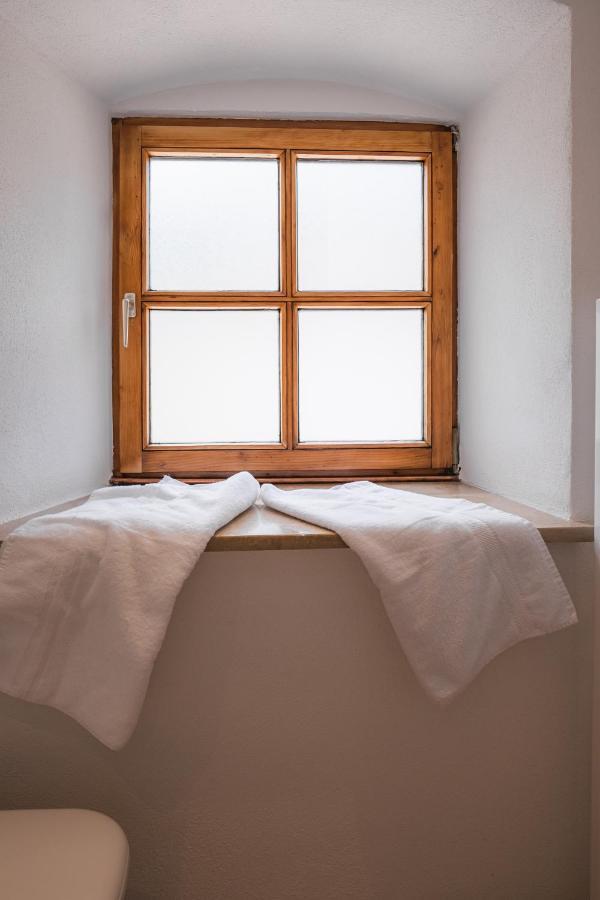 Gehobenes Ambiente In Historischer Wohnung Walting Esterno foto